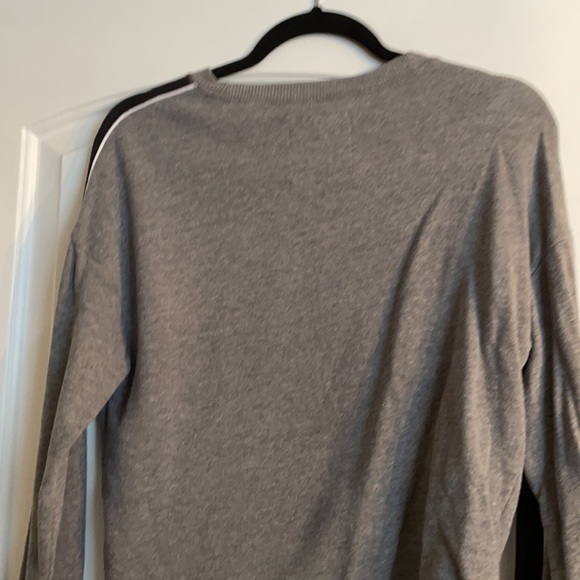 Grey, Black snd White XS Hollister Cropped Crewneck Sweatshirt - Picture 4 of 4